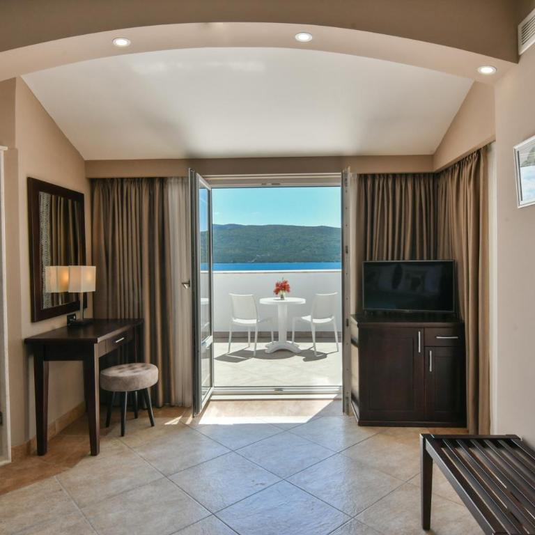 Hotel Perla - Superior Double Room with Sea View - 10