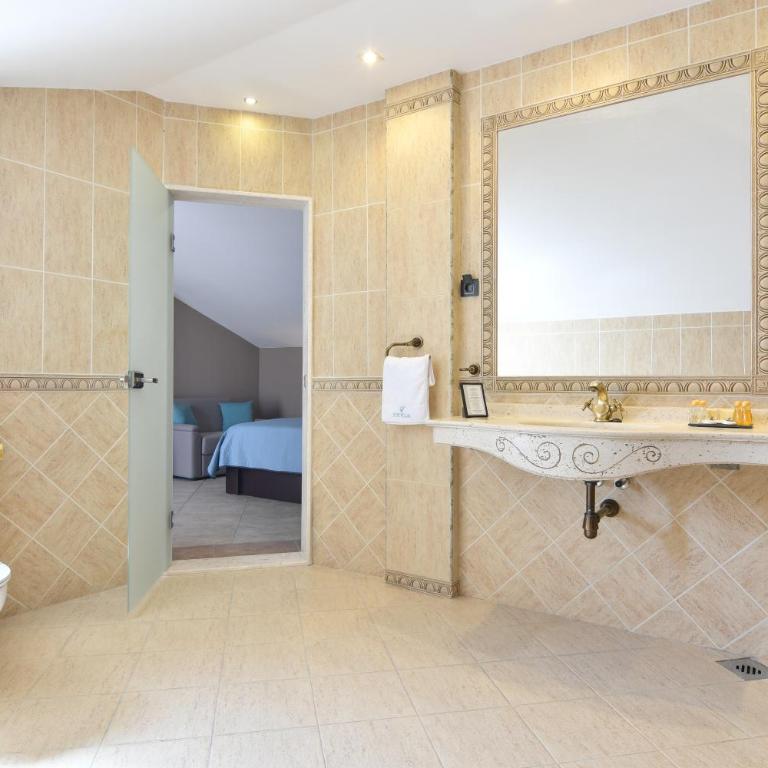 Hotel Perla - Superior Double Room with Sea View - 4