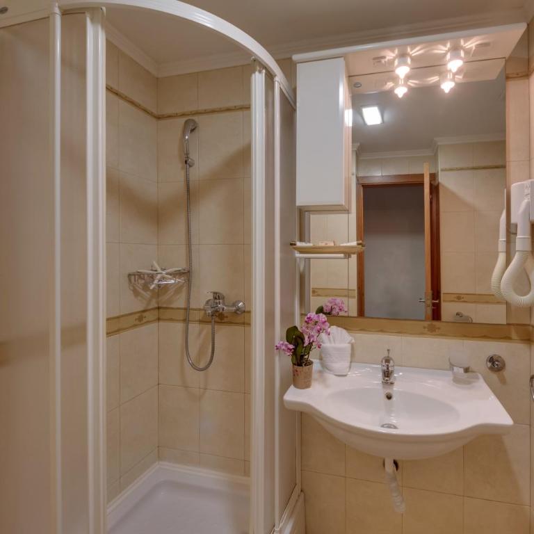 Mediteran Hotel & Resort - Dvokrevetna Soba sa Bračnim Krevetom/Zasebnim Krevetima i Balkonom - 1