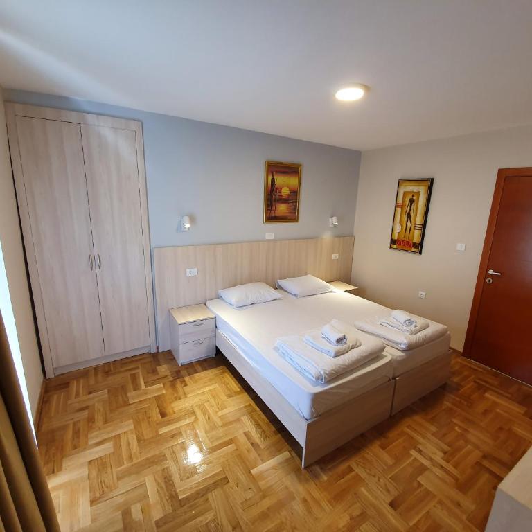 Apartments Pier - Standardna Dvokrevetna Soba sa Bračnim Krevetom/Zasebnim Krevetima i Balkonom - 3