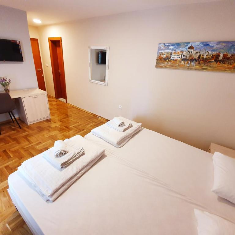 Apartments Pier - Standardna Dvokrevetna Soba sa Bračnim Krevetom/Zasebnim Krevetima i Balkonom - 4