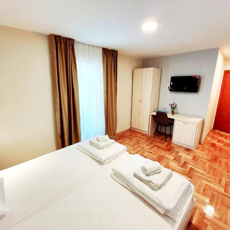 Apartments Pier - Standardna Dvokrevetna Soba sa Bračnim Krevetom/Zasebnim Krevetima i Balkonom - 5