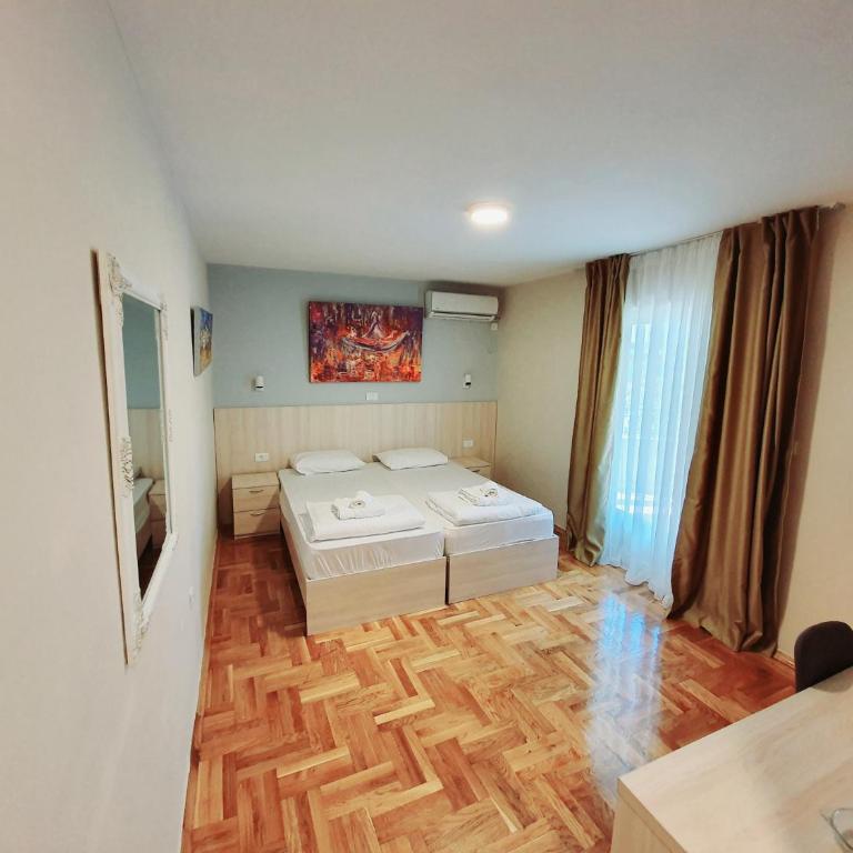 Apartments Pier - Standardna Dvokrevetna Soba sa Bračnim Krevetom/Zasebnim Krevetima i Balkonom - 7