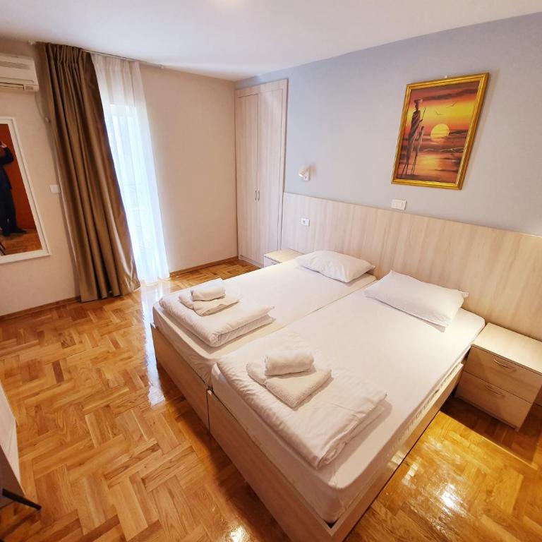 Apartments Pier - Standardna Dvokrevetna Soba sa Bračnim Krevetom/Zasebnim Krevetima i Balkonom - 8