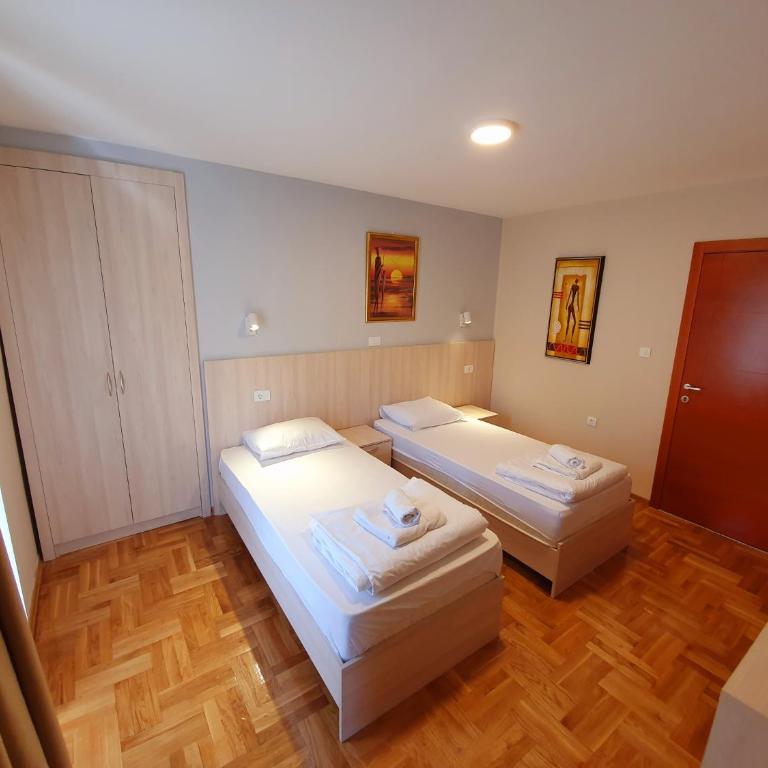Apartments Pier - Standardna Dvokrevetna Soba sa Bračnim Krevetom/Zasebnim Krevetima i Balkonom - 11