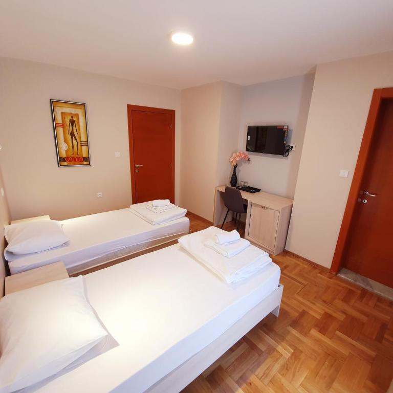 Apartments Pier - Standardna Dvokrevetna Soba sa Bračnim Krevetom/Zasebnim Krevetima i Balkonom - 12