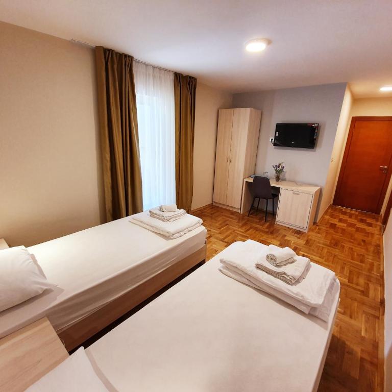 Apartments Pier - Standardna Dvokrevetna Soba sa Bračnim Krevetom/Zasebnim Krevetima i Balkonom - 15