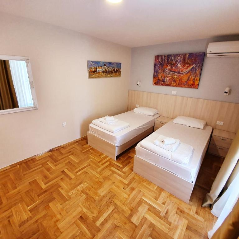 Apartments Pier - Standardna Dvokrevetna Soba sa Bračnim Krevetom/Zasebnim Krevetima i Balkonom - 17