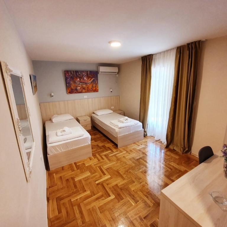 Apartments Pier - Standardna Dvokrevetna Soba sa Bračnim Krevetom/Zasebnim Krevetima i Balkonom - 19