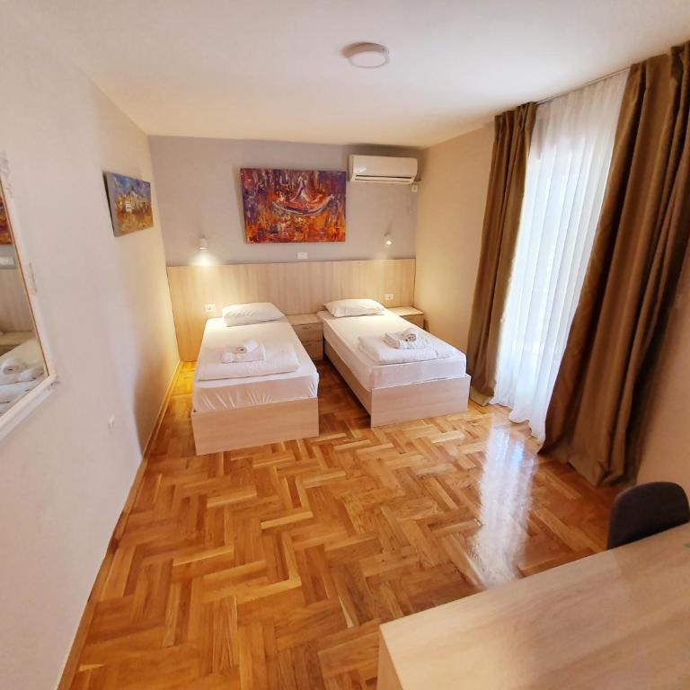 Apartments Pier - Standardna Dvokrevetna Soba sa Bračnim Krevetom/Zasebnim Krevetima i Balkonom - 2