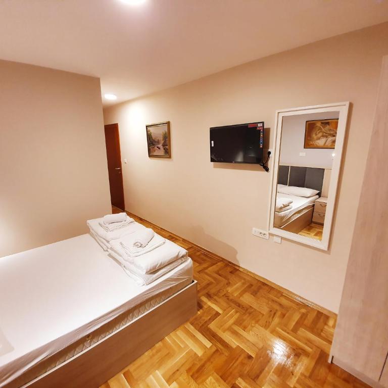 Apartments Pier - Dvokrevetna Soba sa Bračnim Krevetom sa Balkonom i Pogledom na More - 1