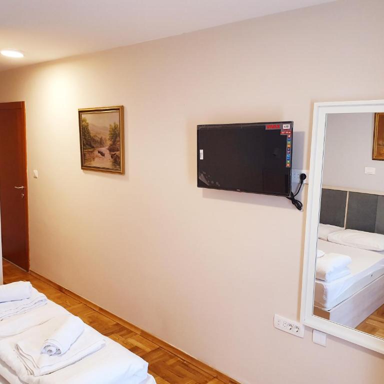 Apartments Pier - Dvokrevetna Soba sa Bračnim Krevetom sa Balkonom i Pogledom na More - 3