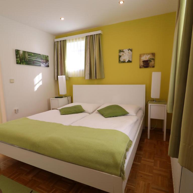 Gästehaus Landgraf - Doppelzimmer mit Gartenblick - 5