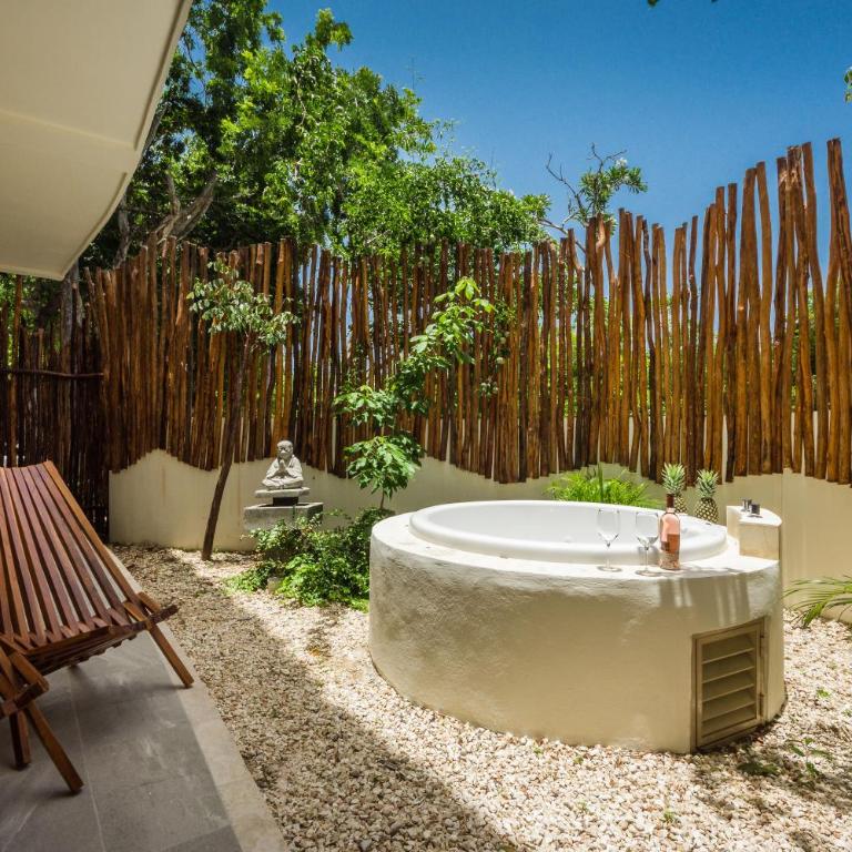 Poolside Bliss with Private Terrace and Jacuzzi - Apartamento de 2 dormitorios - 2