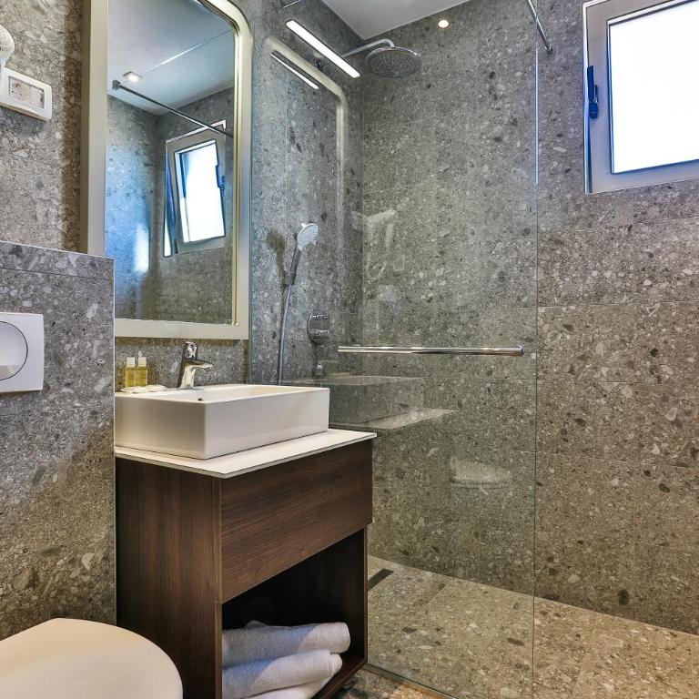 Hotel Bono - Dvokrevetna Soba sa Bračnim Krevetom i Pogledom na More - 5