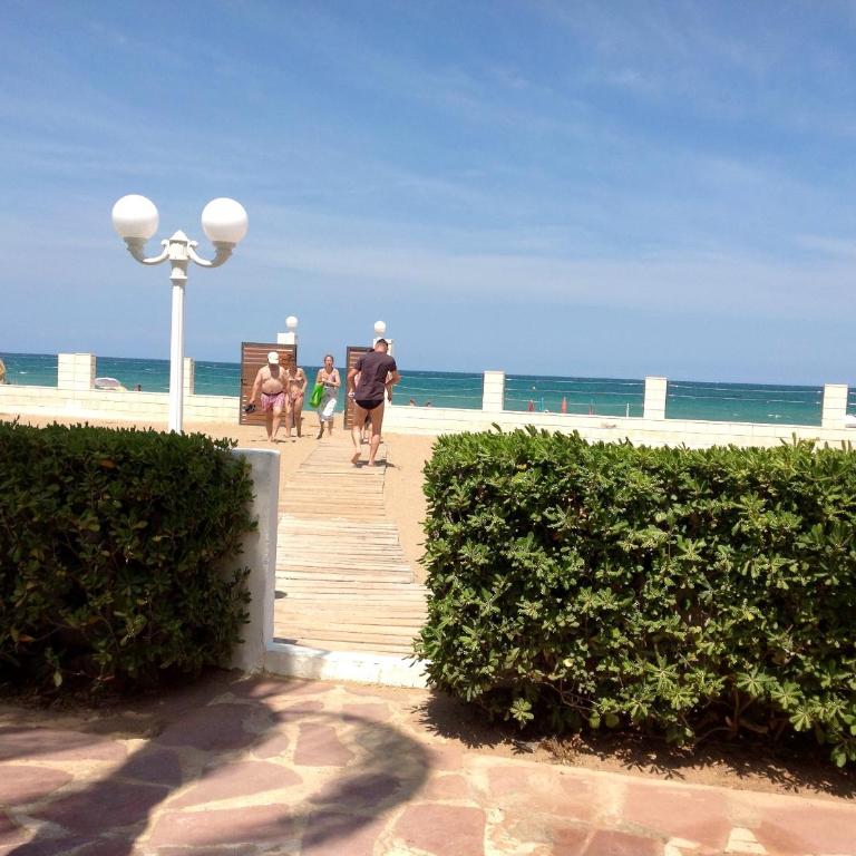 Urbanizacion primera línea de playa - Three-Bedroom Apartment - 7