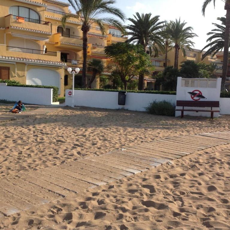 Urbanizacion primera línea de playa - Three-Bedroom Apartment - 9