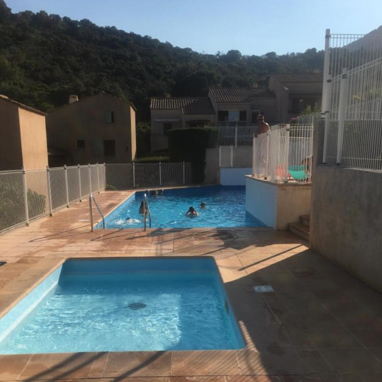 CAVALAIRE vue MER au loin MAISONNETTE TOUT ÉQUIPÉE POUR 4 PERSONNES AVEC PISCINE CLIM WIFI VÉLOS TV BARBECUES - Appartement - Vue sur Mer - 3