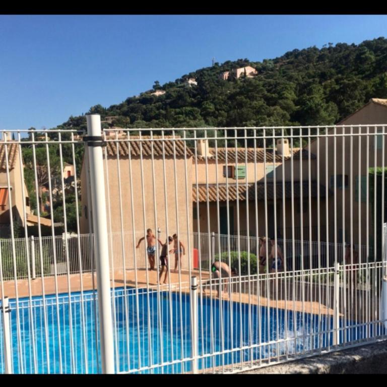 CAVALAIRE vue MER au loin MAISONNETTE TOUT ÉQUIPÉE POUR 4 PERSONNES AVEC PISCINE CLIM WIFI VÉLOS TV BARBECUES - Appartement - Vue sur Mer - 18