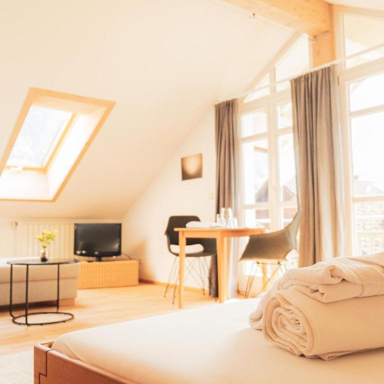Landhaus Alger - Zimmer mit Kingsize-Bett und Seeblick - 4