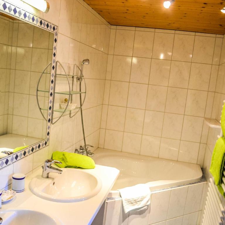 Gasthof Pension Lanzenhof - Große Suite mit Balkon - 4