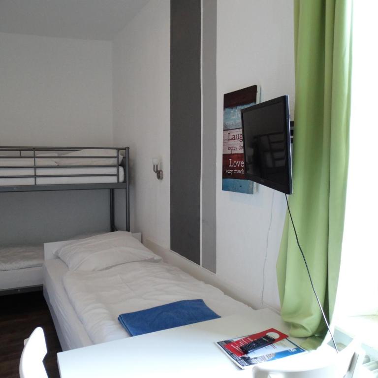 City Hostel - Basic Dreibettzimmer mit Gemeinschaftsbad - 1