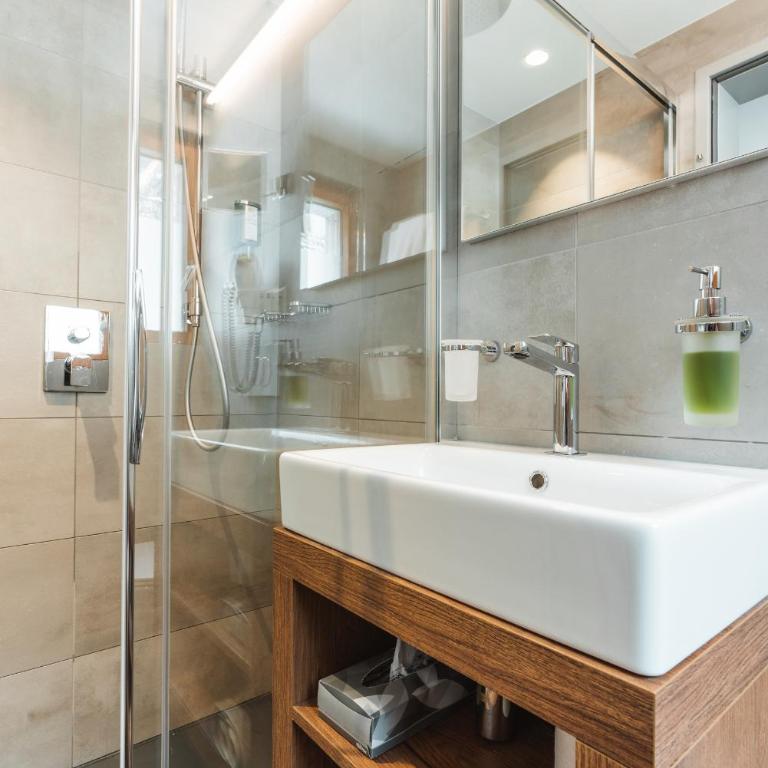 Matterhorn Inn - Wellness & Dining - at Zermatt Shuttle Station - Doppelzimmer - 1