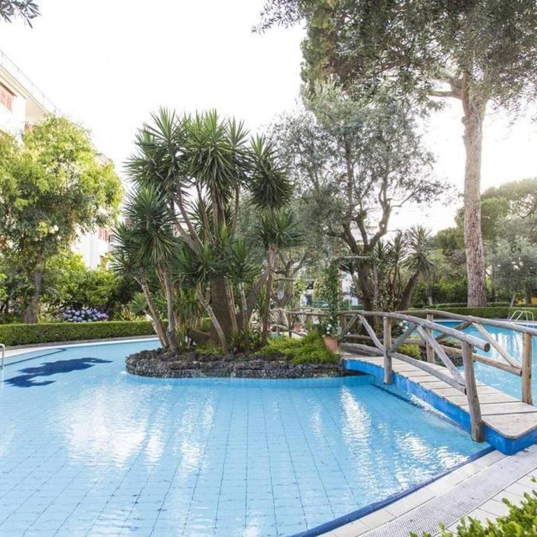 Virginia's Guest House - Apartment with Pool View - 1