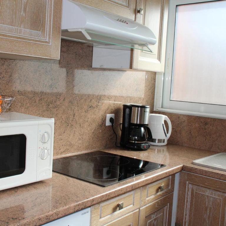 PYRENE HOLIDAYS - Appartement spacieux - chambres climatisées - cour privée - Three-Bedroom Apartment - 12