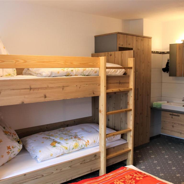 Gästehaus Oberauer - Familienzimmer mit Balkon - 4