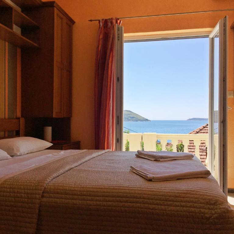 Garni Hotel Bokeška Noć - Apartment (2 Adults + 1 Child) with Terrace and Sea View - 1