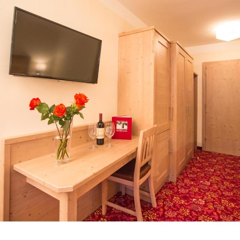 Gästehaus Schusser an der Therme, Frühstück, Doppelzimmer und Ferienwohnung - Doppelzimmer mit Balkon - 1