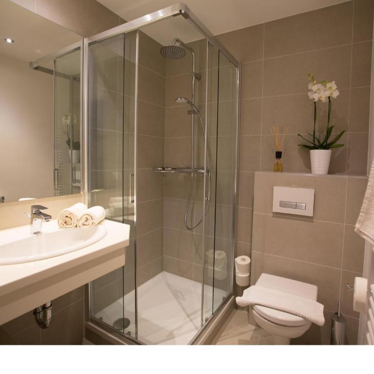 Gästehaus Schusser an der Therme, Frühstück, Doppelzimmer und Ferienwohnung - Doppelzimmer mit Balkon - 4