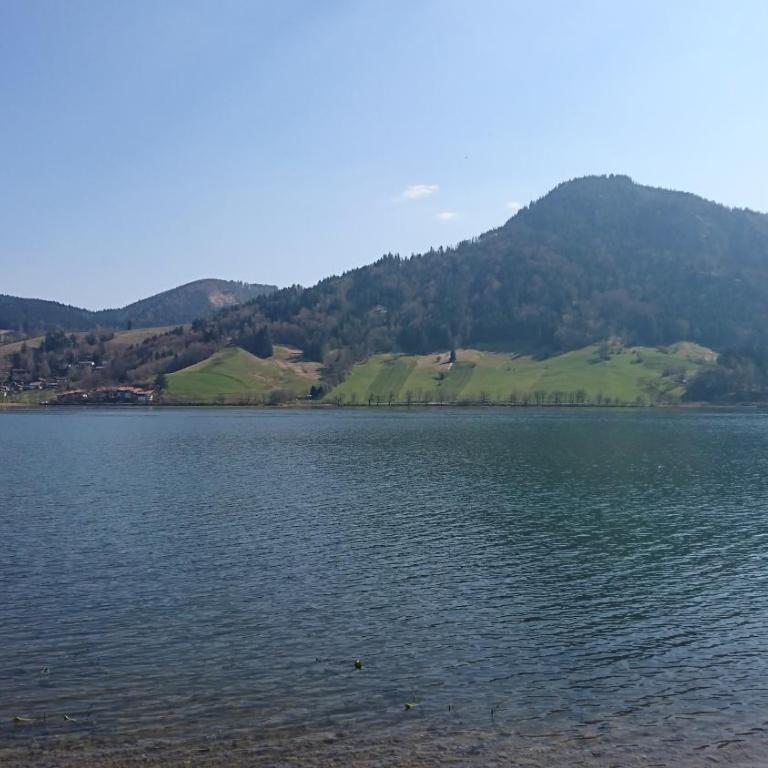 Maurers Schlierseetraum 1 hochwertige Erdgeschosswohnung mit allen Raffinessen erfreut sich auch Urlauber idealerweise für Paar mit Kindern geeignet und Vierbeiner Dank des tollen Zauns auf der Terrasse stylisch und edel von der Ausstattung mit 64 qm - Apartment mit 1 Schlafzimmer - 29