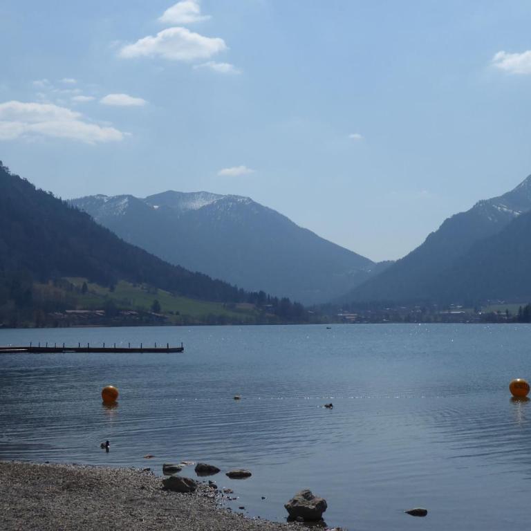 Maurers Schlierseetraum 1 hochwertige Erdgeschosswohnung mit allen Raffinessen erfreut sich auch Urlauber idealerweise für Paar mit Kindern geeignet und Vierbeiner Dank des tollen Zauns auf der Terrasse stylisch und edel von der Ausstattung mit 64 qm - Apartment mit 1 Schlafzimmer - 27