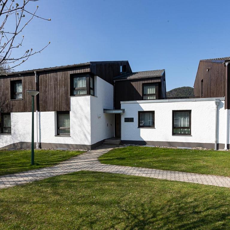 Maurers Schlierseetraum 1 hochwertige Erdgeschosswohnung mit allen Raffinessen erfreut sich auch Urlauber idealerweise für Paar mit Kindern geeignet und Vierbeiner Dank des tollen Zauns auf der Terrasse stylisch und edel von der Ausstattung mit 64 qm - Apartment mit 1 Schlafzimmer - 23