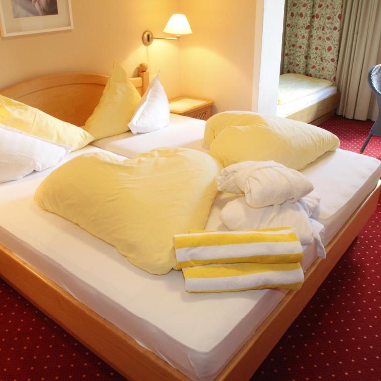 Gästehaus Schusser an der Therme, Frühstück, Doppelzimmer und Ferienwohnung - Großes Apartment mit 1 Schlafzimmer - 8