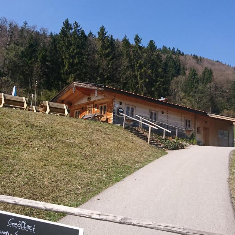 Maurers Schlierseetraum 1 hochwertige Erdgeschosswohnung mit allen Raffinessen erfreut sich auch Urlauber idealerweise für Paar mit Kindern geeignet und Vierbeiner Dank des tollen Zauns auf der Terrasse stylisch und edel von der Ausstattung mit 64 qm - Apartment mit 1 Schlafzimmer - 28