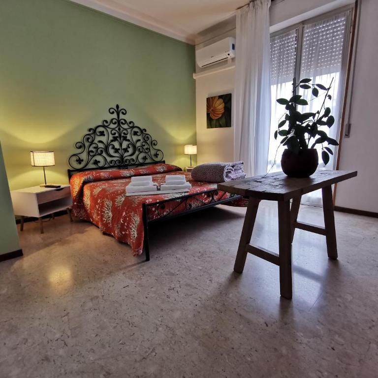 B&B Ospedale Maggiore Parma affittacamere - Camera King con Balcone e Bagno in Comune - 3