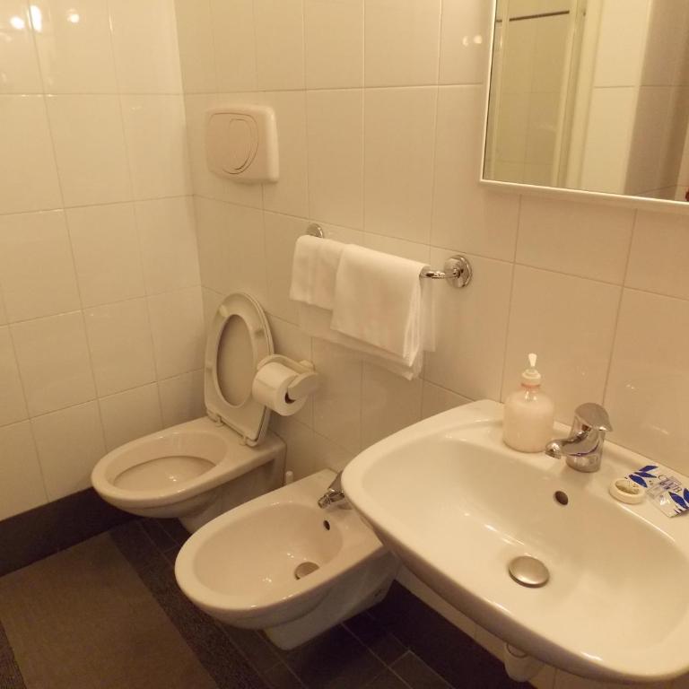 Albergo Roma - Camera Matrimoniale/Doppia con Letti Singoli - 5