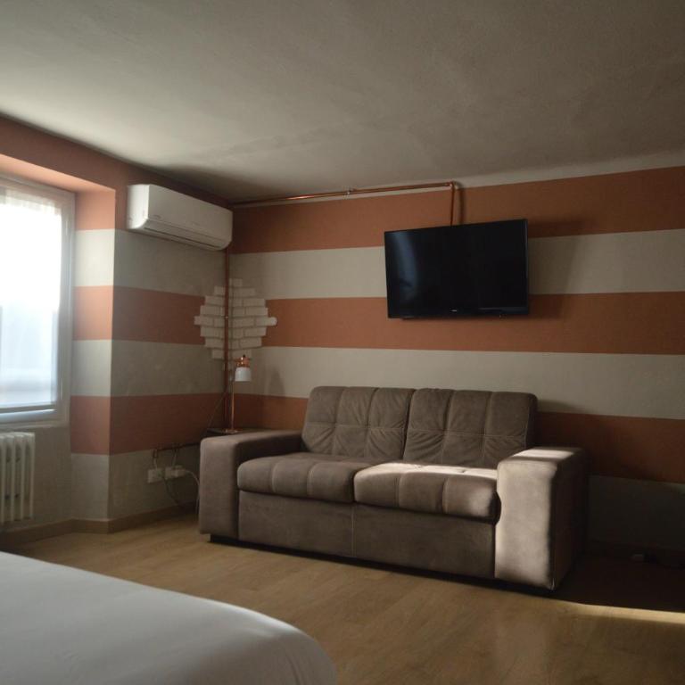Room Verona Ai Conti - Camera Quadrupla con Bagno Privato Esterno - 3