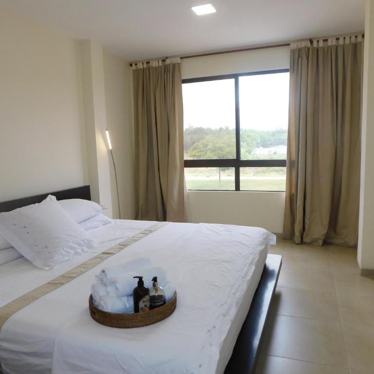 Guayaquil amplia casa 4 dormitorios sector comercial - Four-Bedroom House - 11