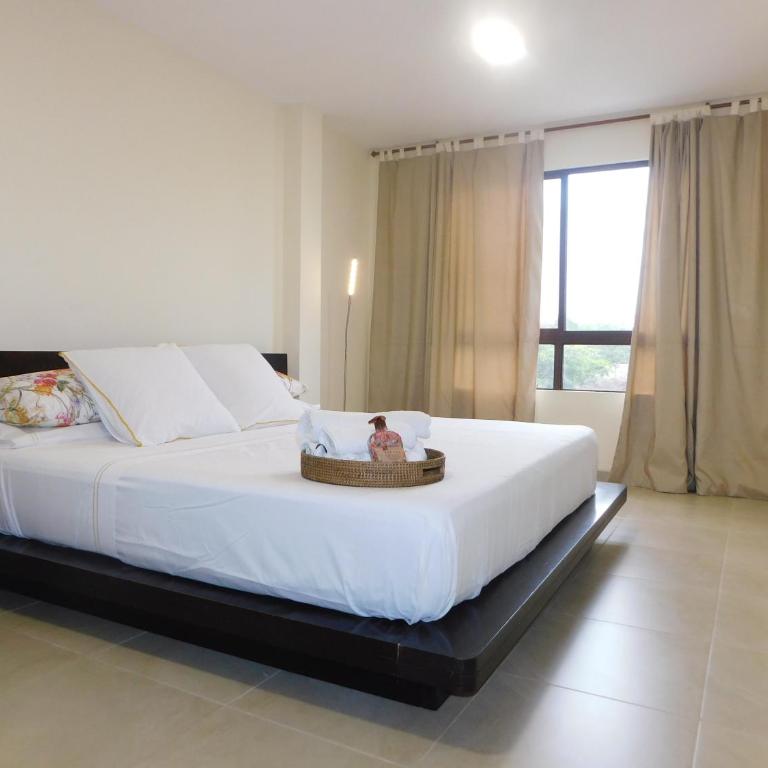 Guayaquil amplia casa 4 dormitorios sector comercial - Four-Bedroom House - 5