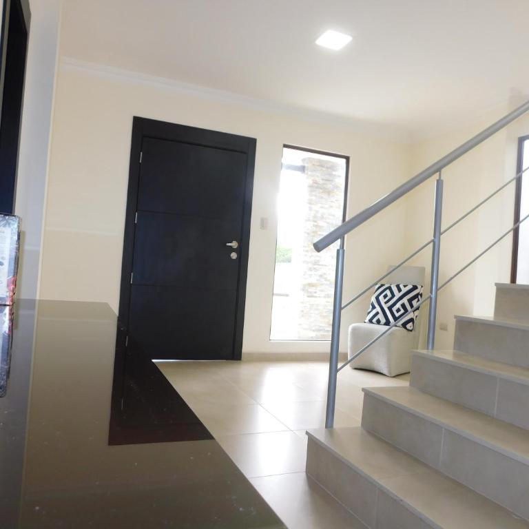 Guayaquil amplia casa 4 dormitorios sector comercial - Four-Bedroom House - 32