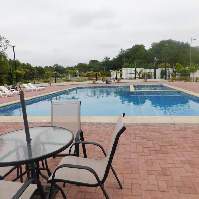 Guayaquil amplia casa 4 dormitorios sector comercial - Four-Bedroom House - 7