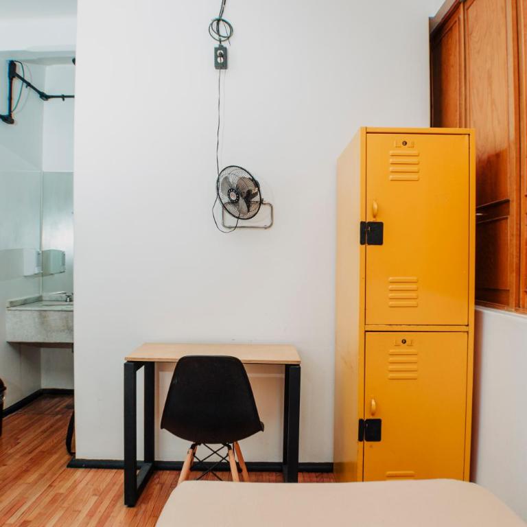 Hostel Mundo Joven Catedral - Twin Room with Private Bathroom - 1