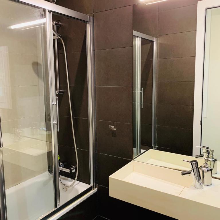 Super Balmes Guest House - Twin Room with Shared Bathroom - 5