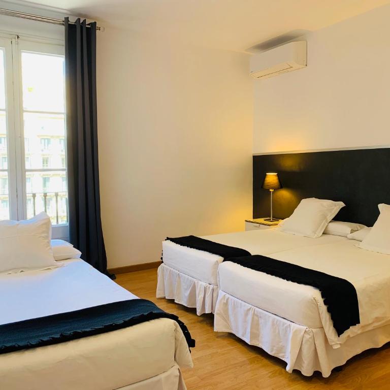 Super Balmes Guest House - Triple Room with Shared Bathroom - 11