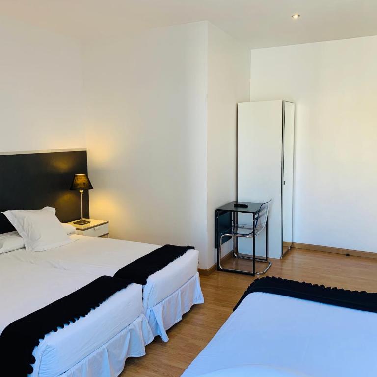 Super Balmes Guest House - Triple Room with Shared Bathroom - 10