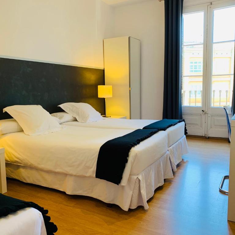 Super Balmes Guest House - Triple Room with Shared Bathroom - 8